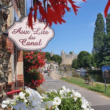 Aux Lits Du Canal Bed & Breakfast Josselin Bagian luar foto