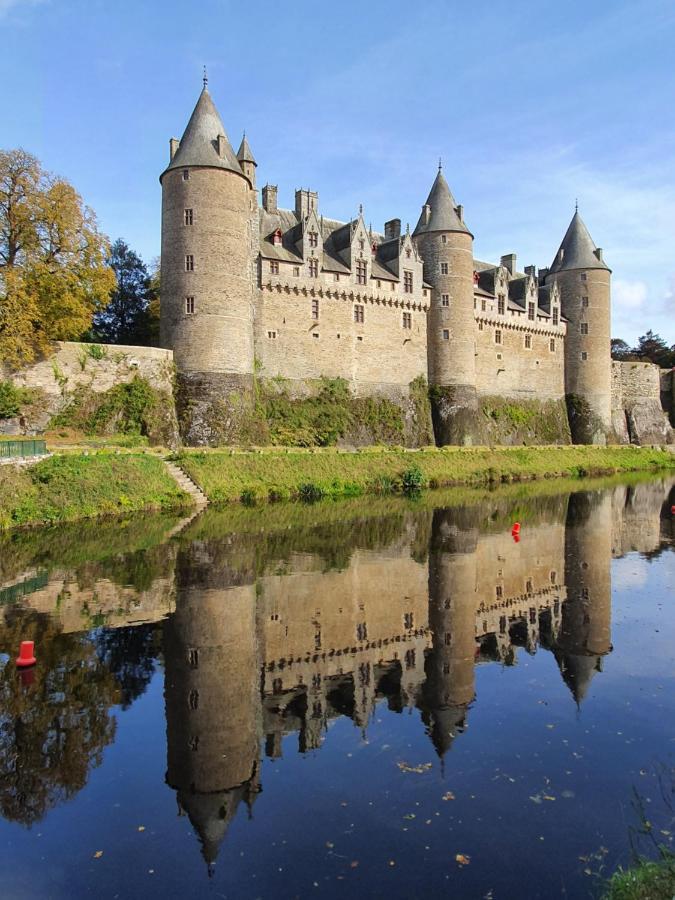 Aux Lits Du Canal Bed & Breakfast Josselin Bagian luar foto