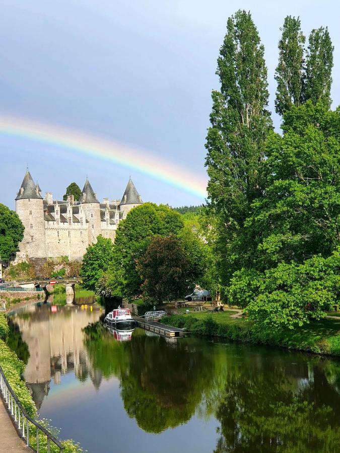 Aux Lits Du Canal Bed & Breakfast Josselin Bagian luar foto