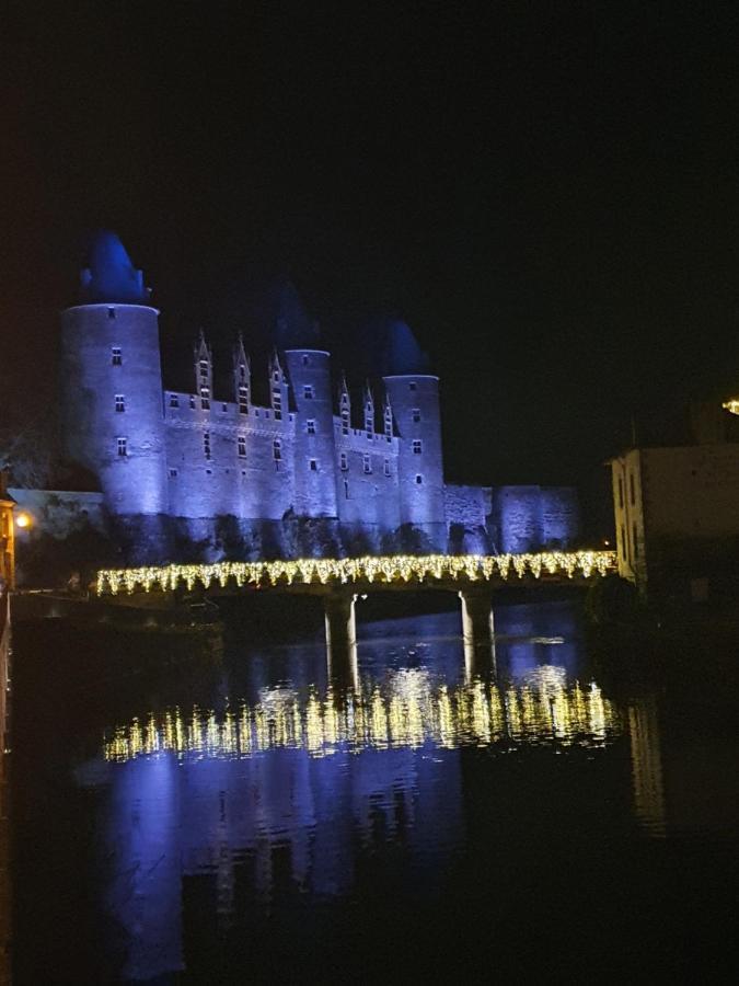 Aux Lits Du Canal Bed & Breakfast Josselin Bagian luar foto