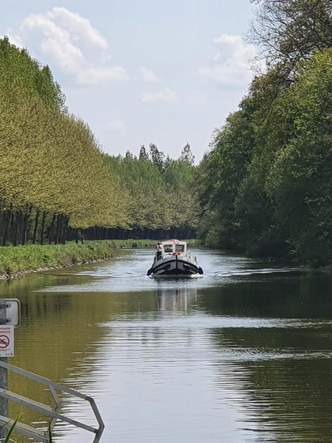 Aux Lits Du Canal Bed & Breakfast Josselin Bagian luar foto