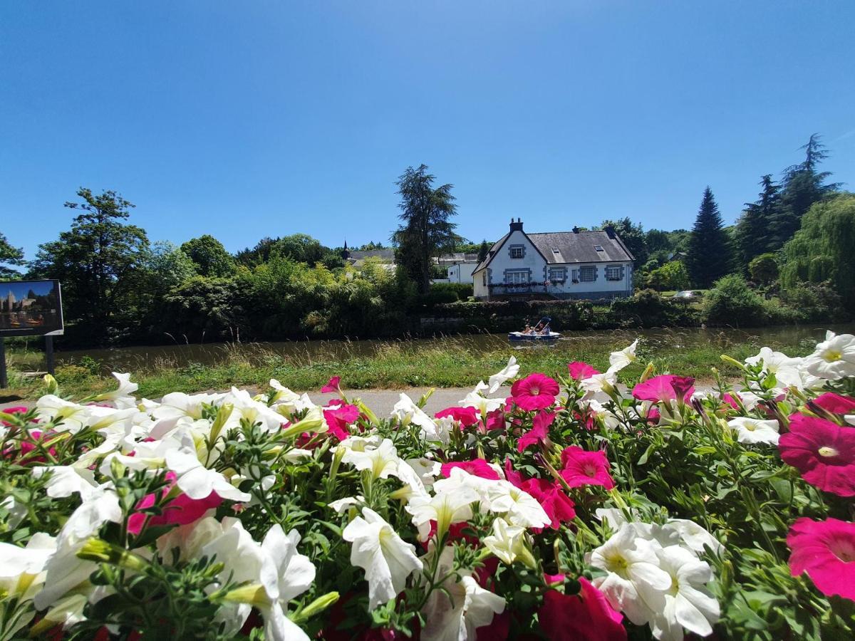 Aux Lits Du Canal Bed & Breakfast Josselin Bagian luar foto