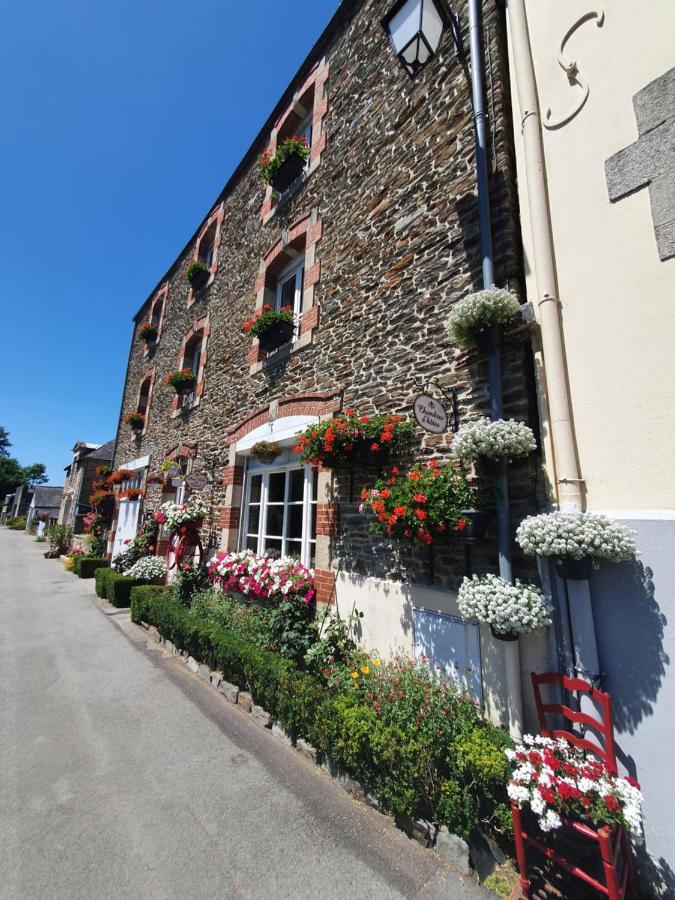 Aux Lits Du Canal Bed & Breakfast Josselin Bagian luar foto