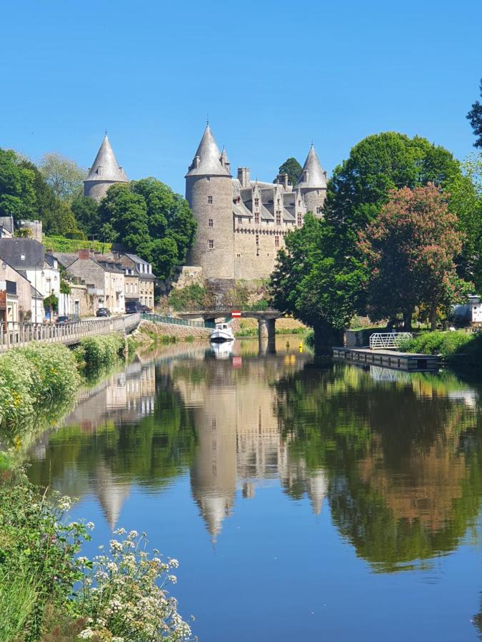 Aux Lits Du Canal Bed & Breakfast Josselin Bagian luar foto