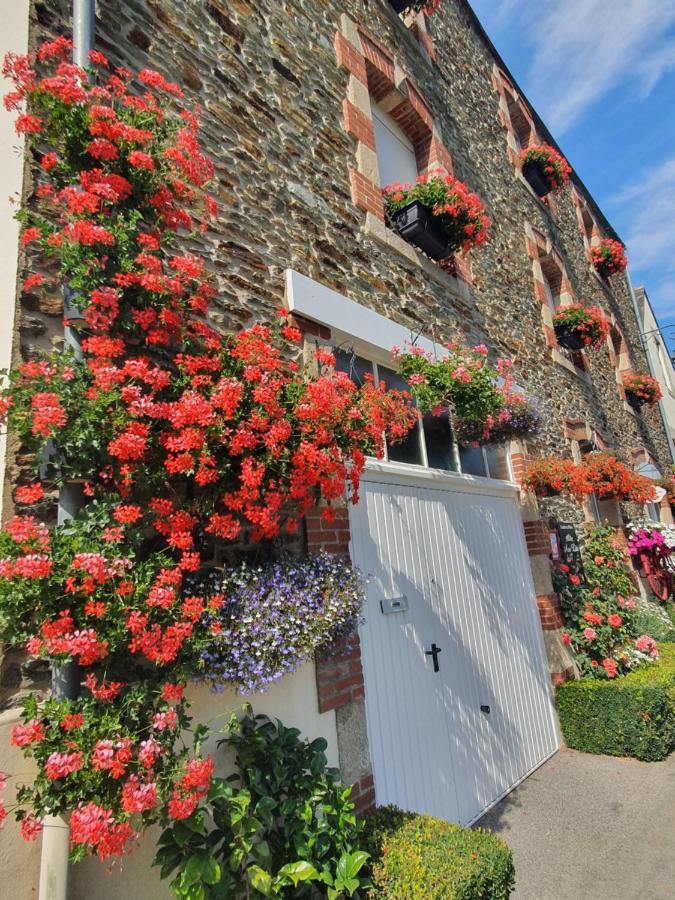 Aux Lits Du Canal Bed & Breakfast Josselin Bagian luar foto