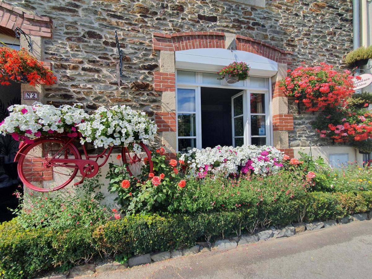 Aux Lits Du Canal Bed & Breakfast Josselin Bagian luar foto