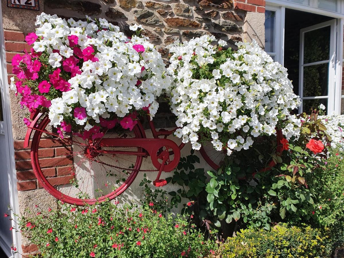 Aux Lits Du Canal Bed & Breakfast Josselin Bagian luar foto