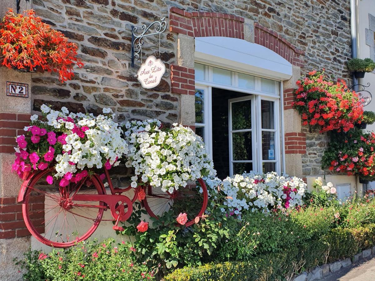 Aux Lits Du Canal Bed & Breakfast Josselin Bagian luar foto