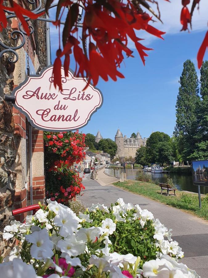 Aux Lits Du Canal Bed & Breakfast Josselin Bagian luar foto